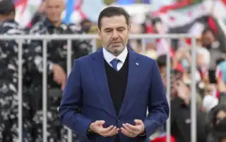 سعد الحريري امام الضريح