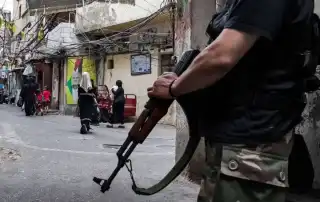 سلاح مخيمات فلسطينية