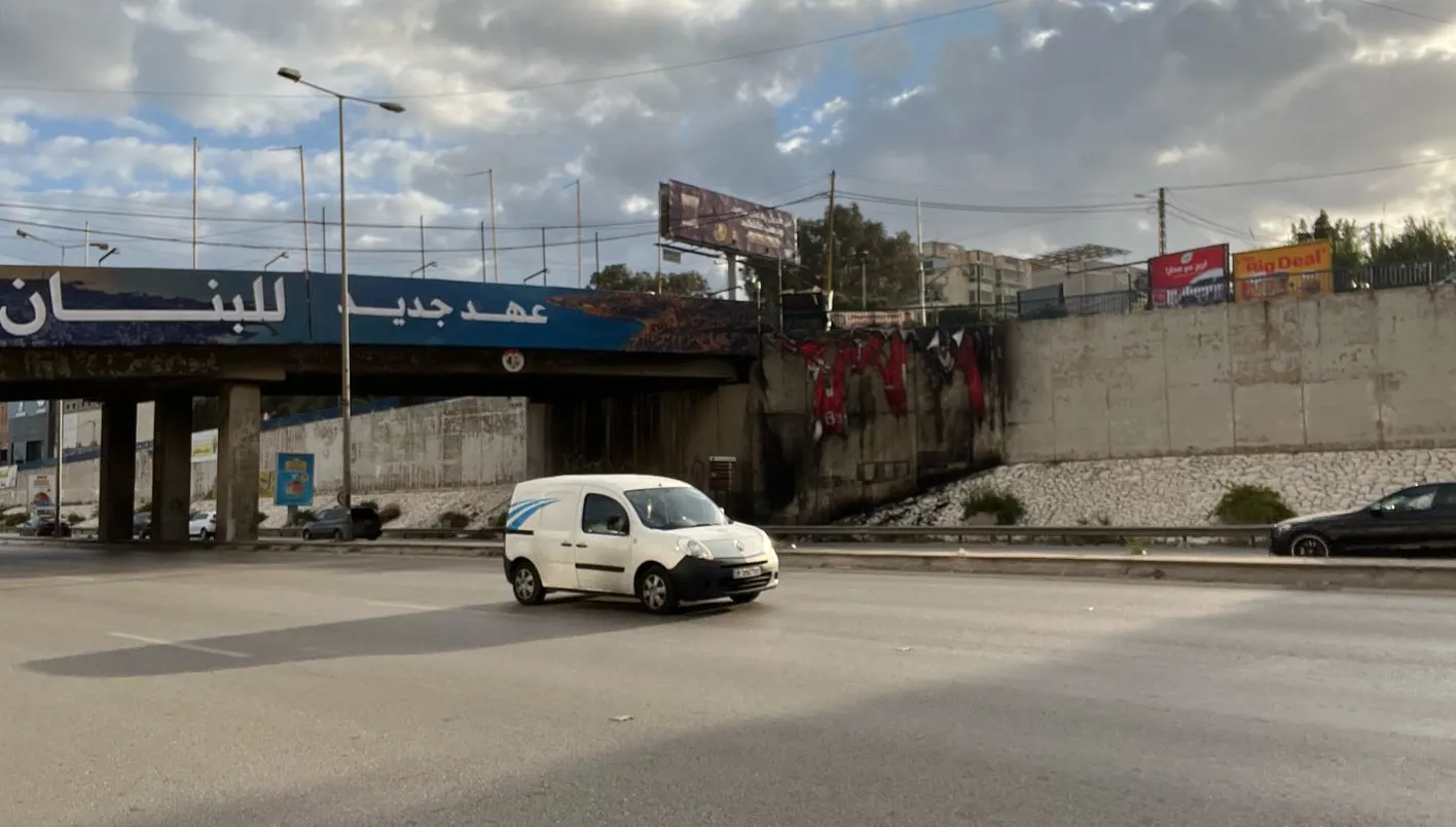 لافتة احراق بالصور – بعد رفعها بيوم واحد… إحراق لافتات “عهد جديد للبنان” على طريق مطار بيروت