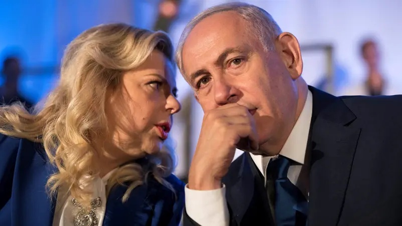 نتنياهو بالفيديو- زوجة نتنياهو تتمتم وتفضح رقماً سريّاً