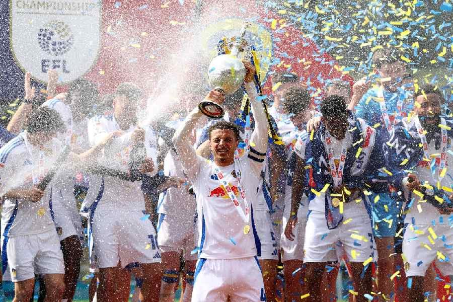 1746282362_leeds-united ليدز يونايتد يُتوج بلقب الشامبيونشيب… نهاية نارية وحسم قاتل بفارق الأهداف!