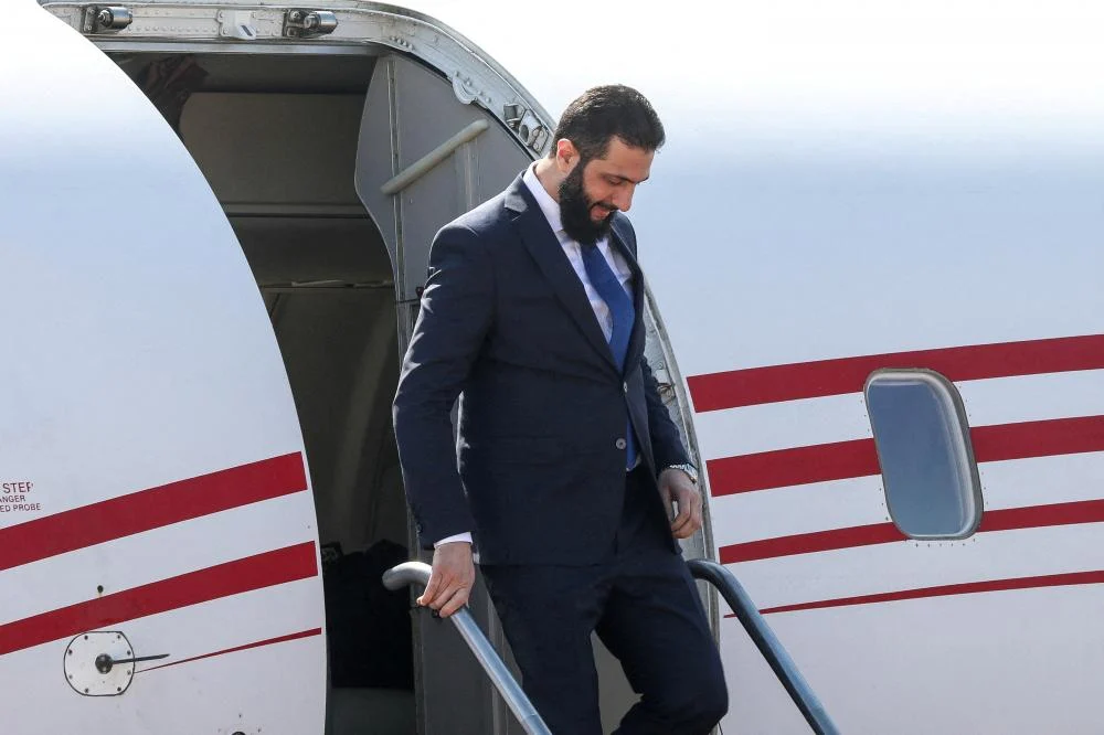 الشرع طائرة الشرع في باريس بحثاً عن دعم الانتقال السياسي ورفع العقوبات… وماكرون ينتظر ضمانات