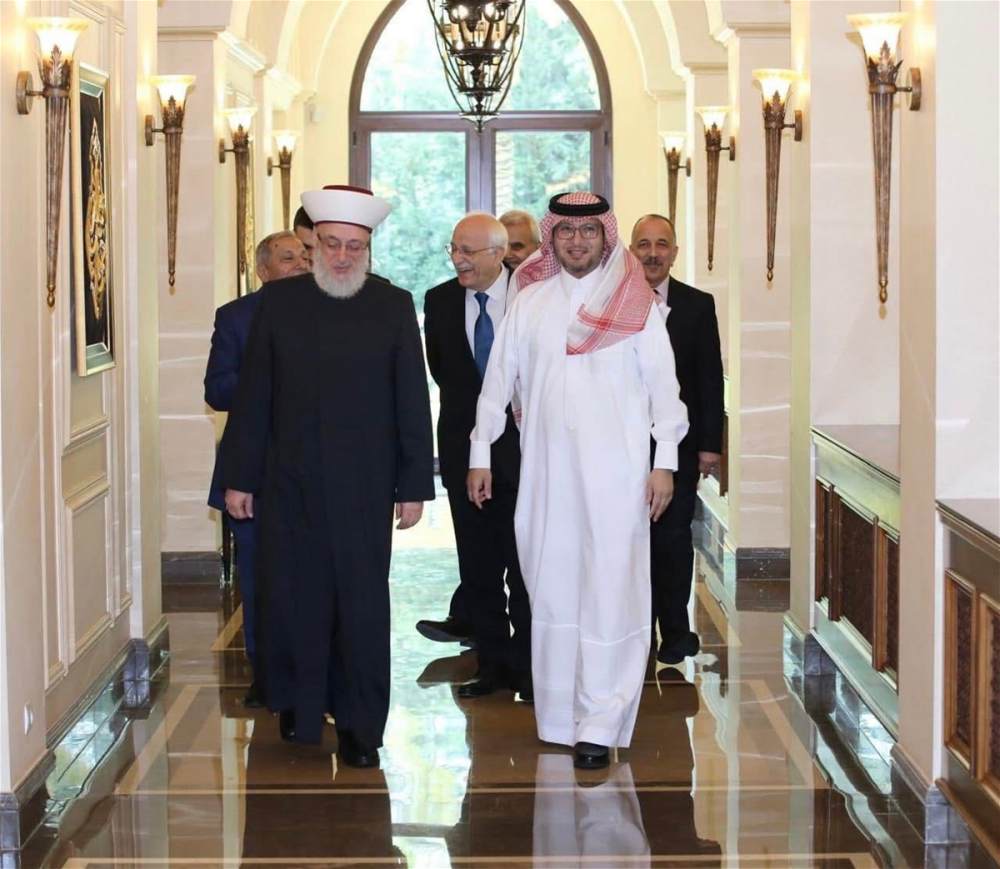 بخاري مفتي السعودية وسياسة احتواء حلفاء “الحزب” والأسد