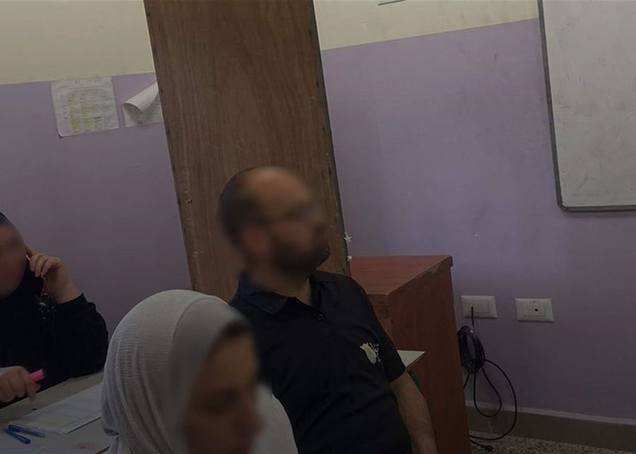 غياب المعازل في أقلام الاقتراع في مدرسة بطرماز