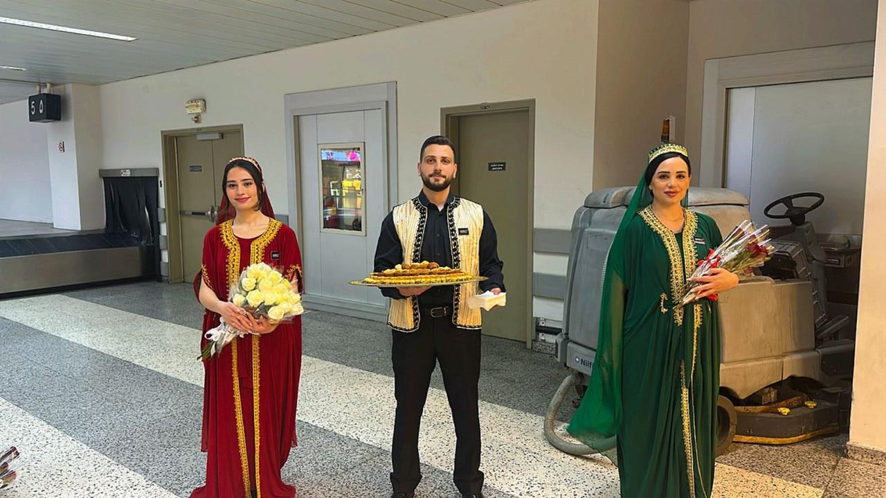 بالفيديو- إستقبال الوافدين من الإمارات بالورود بعد رفع الحظر عن لبنان