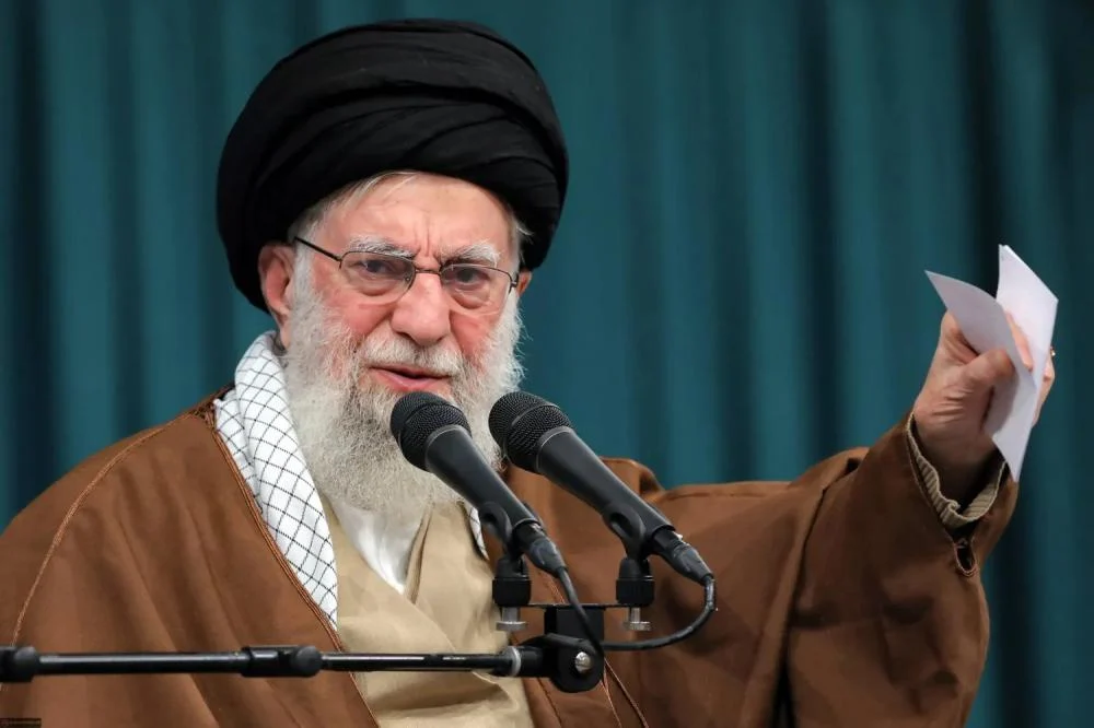خامنئي يفوّض الحرس الثوري بقيادة الحرب… و”سجيل” على القواعد الأميركية!