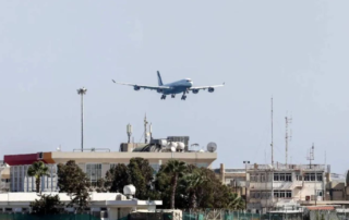 طائرة فوق مطار بيروت
