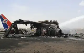 طائرة مدمّرة في مطار صنعاء الدولي