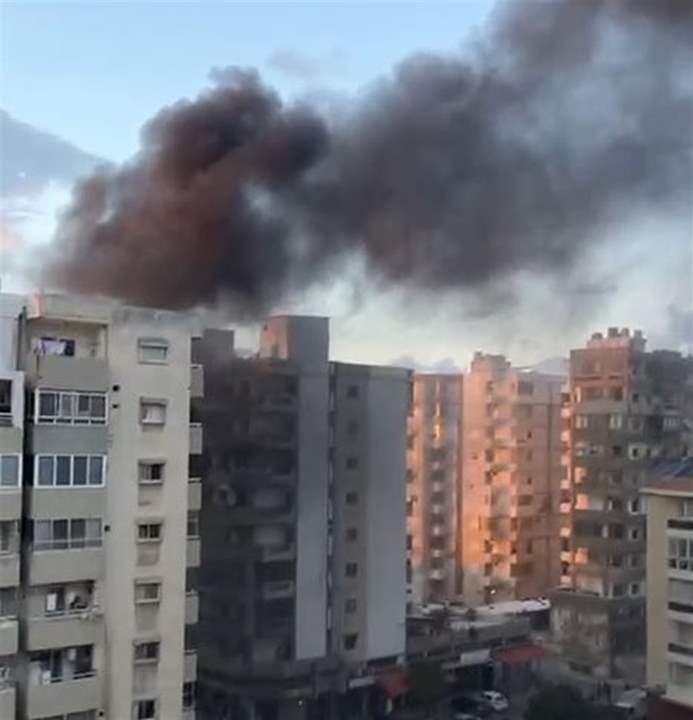 بالفيديو- إندلاع حريق ضخم داخل مستودع في طرابلس