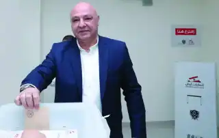 عون خلال اقتراعه في بلدته العيشية