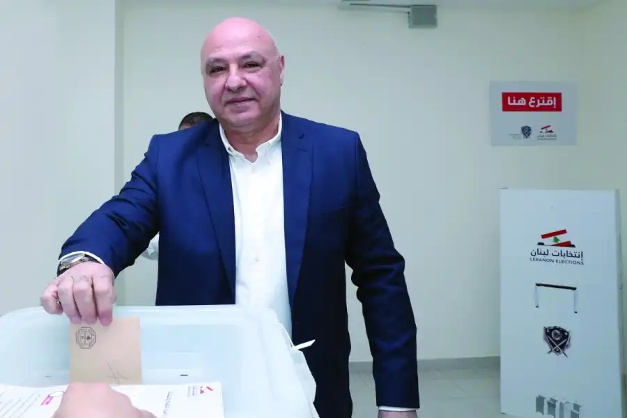 عون خلال اقتراعه في بلدته العيشية عون خلال اقتراعه في بلدته العيشية