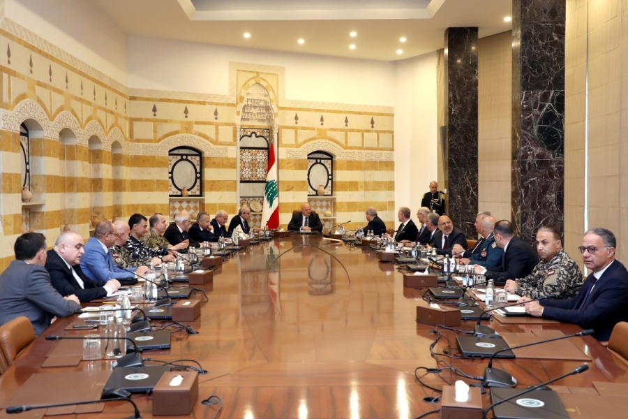 عون مترئساً المجلس الأعلى للدفاع في قصر بعبدا لبنان يبلغ «حماس» تحذيراً حاسماً… وتَحَوُّطٌ من ارتداداتِ النار في سوريا