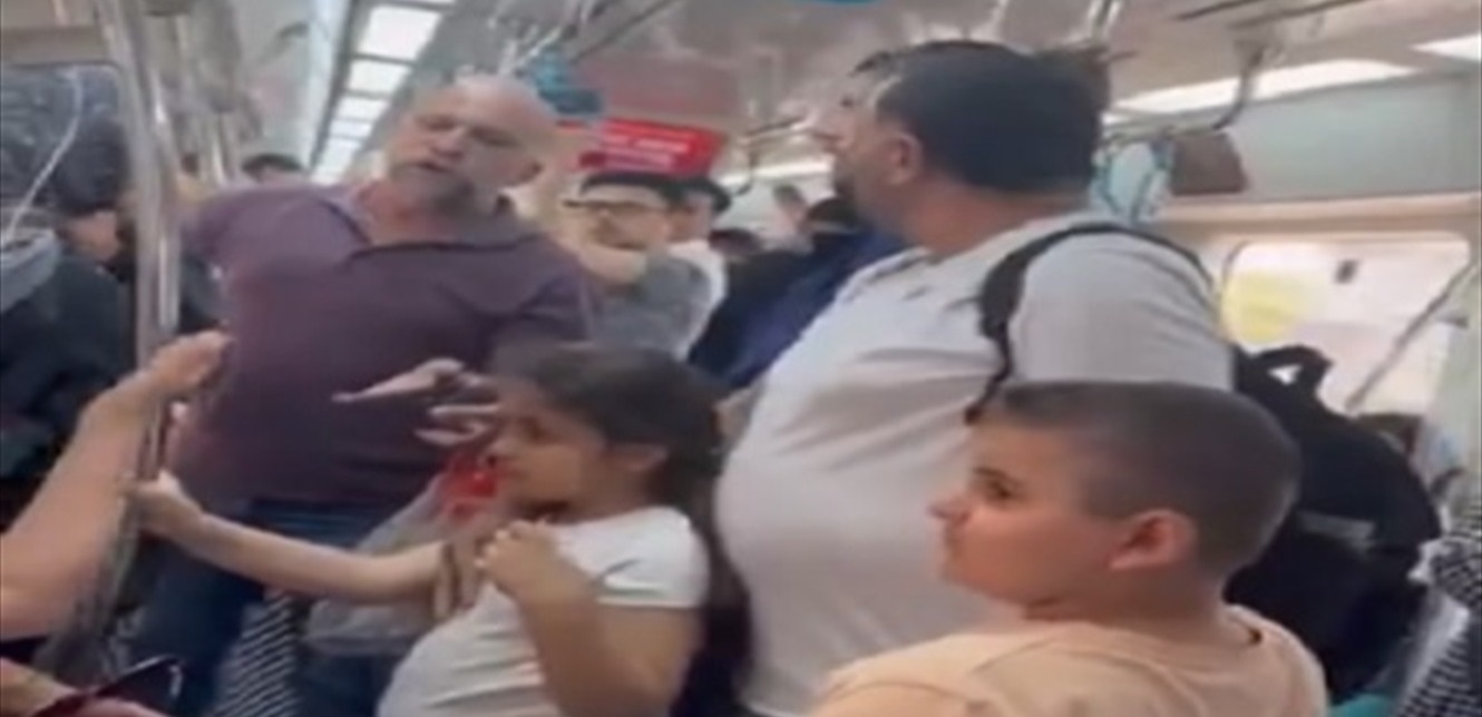 قطار بالفيديو- أمام أطفاله… هذا ما فعلوه به داخل القطار