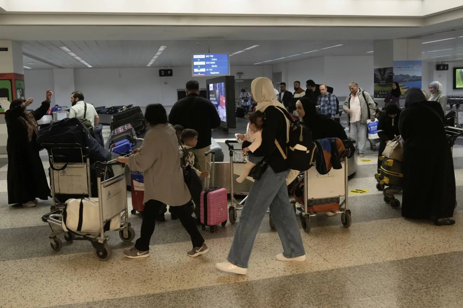مطار بيروت 61 إحباط محاولة تهريب ذهب لـ«الحزب» من مطار بيروت وفصل عشرات الموظفين