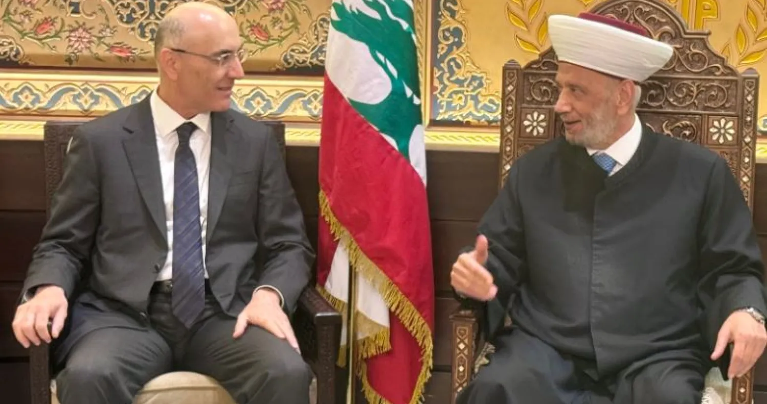 وزير الداخلية أحمد الحجار مجتمعاً مع مفتي الجمهورية عبد اللطيف دريان الأحزاب السياسية تتجنب الانخراط المباشر في الانتخابات البلدية: «القوات اللبنانية» الأعلى اندفاعاً على الأرض