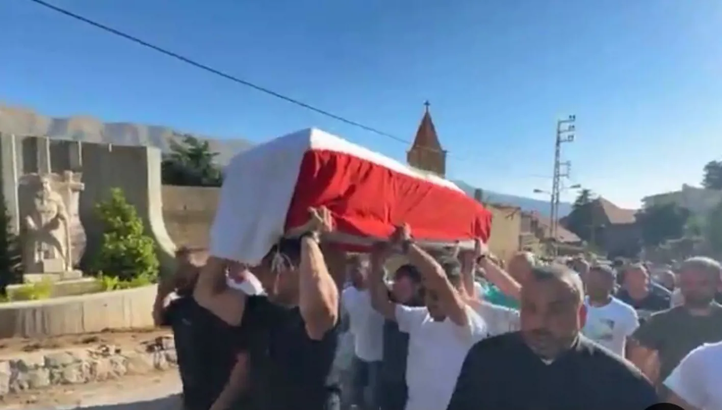 بالفيديو والصور- مرفوعاً على الأكفّ… بشرّي تستقبل ابنها الشهيد الياس طوق