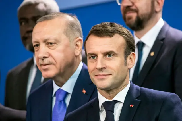 بالفيديو- مرّة جديدة…. أردوغان يُحرج ماكرون