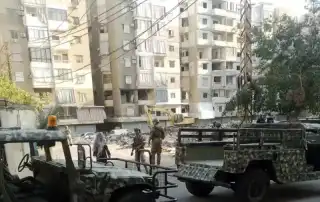 الجيش اللبناني يكشف على مبنى مدمر في الضاحية