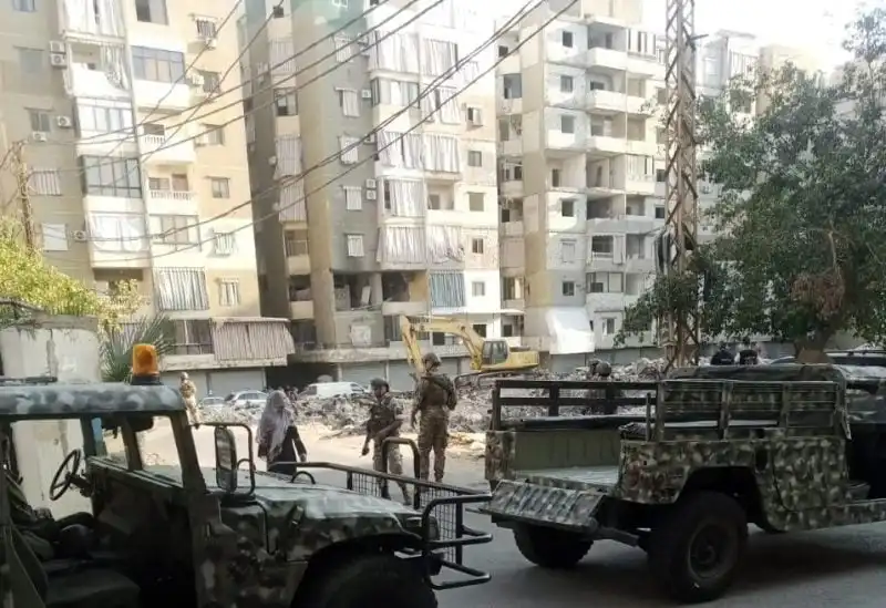 الجيش اللبناني يكشف على مبنى مدمر في الضاحية