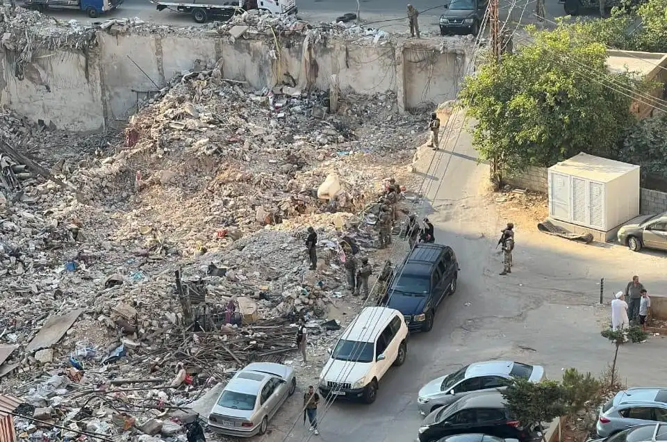 الجيش اللبناني يكشف على مبنى مدمر في الضاحية