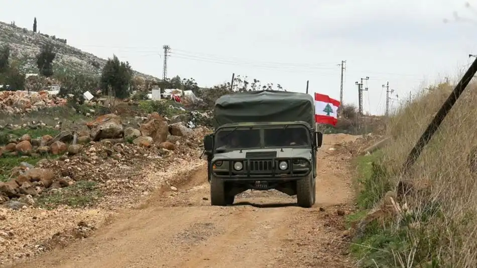 الية جيش لبناني قرب الحدود