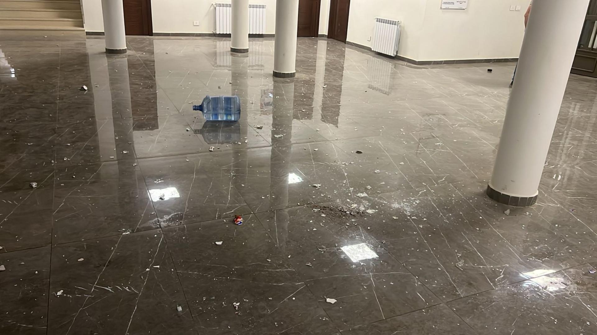 بلدية راس بعلبك بالصور: في البقاع هجوم على بلديّة وتحطيم وتخريب