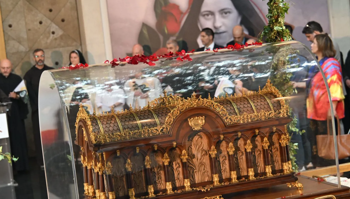 ذخائر القديسة تيريزا الطفل يسوع ذخائر القديسة تيريزا تتابع جولتها وتصل الى طرابلس