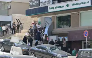 عراقيون امام الخطوط الجوية