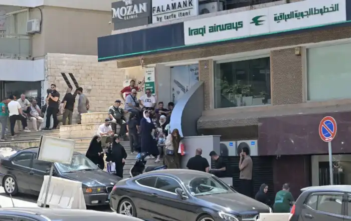 عراقيون امام الخطوط الجوية