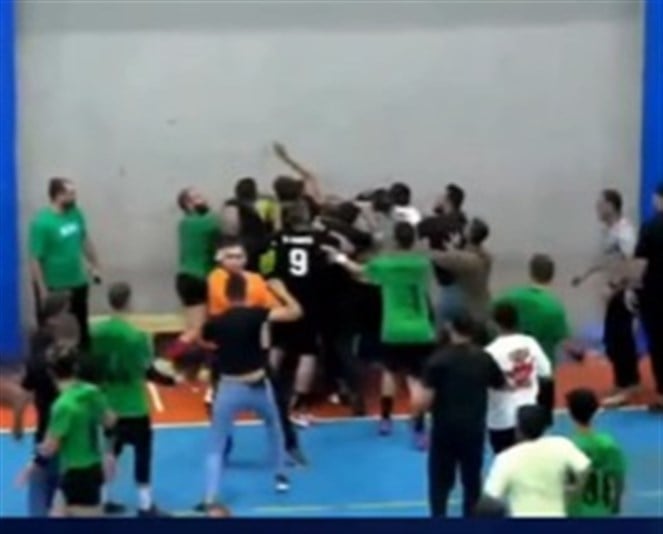 عراك 1 بالفيديو- مباراة رياضيّة تتحوّل الى عراك