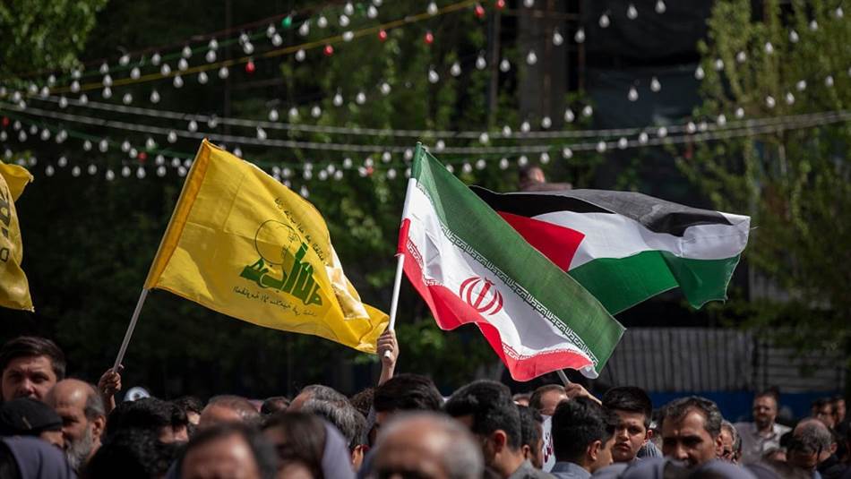 علم ايران وحزب الله الحزب من الذراع الأقوى إلى ورقة في ملف؟