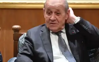 لودريان في المطار