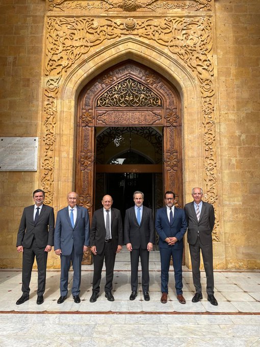 لودريان مع نواب لودريان يلتقي عدداً من النواب في قصر الصنوبر