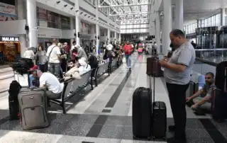مطار بيروت مسافرون