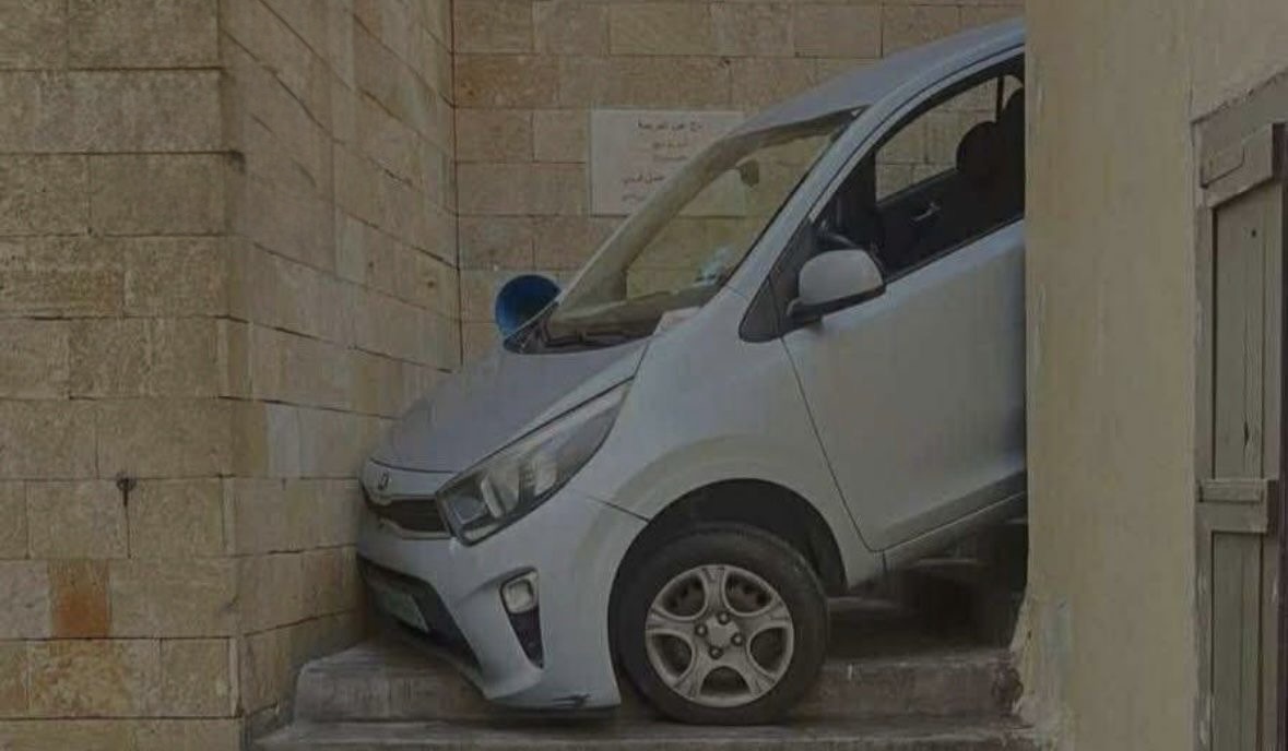 فيديو يوثق كيف علق شاب وسط الدرج في منطقة عين المريسة