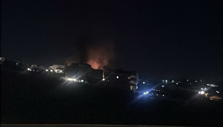 بالفيديو- غارة بصاروخين على سيارة في البابلية جهة انصار