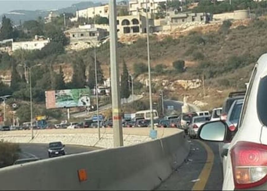 بالفيديو – إشكال قبل حاجز المدفون باتّجاه طرابلس