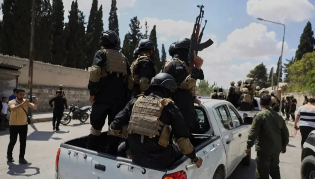 انتشار عناصر من وزارة الدفاع السورية في محافظة السويداء هدوء حذر يخيّم على السويداء وسط دعوات للنفير العام