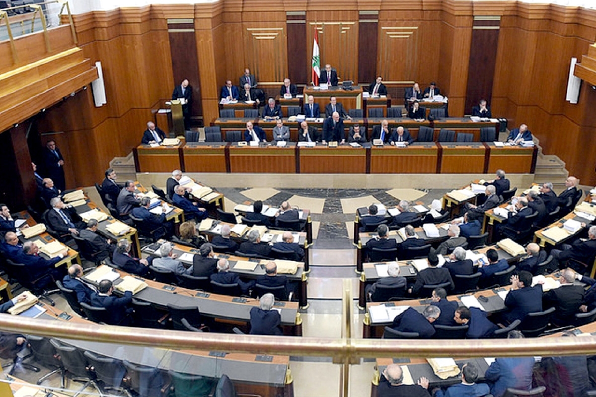 هل تنفجر الحكومة تحت ضغط نزع السلاح وقانون الانتخابات؟