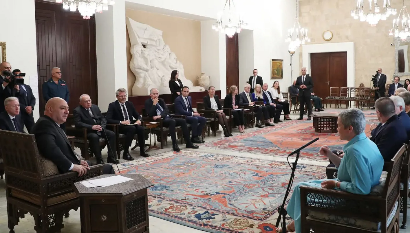 عون ووفد أوروبي وسفراء الاتحاد الأوروبي التعرّض لليونيفيل مجدداً يلاقي التسخين الميداني… لبنان يطالب أوروبا بمبادرة شاملة لدعم الجيش
