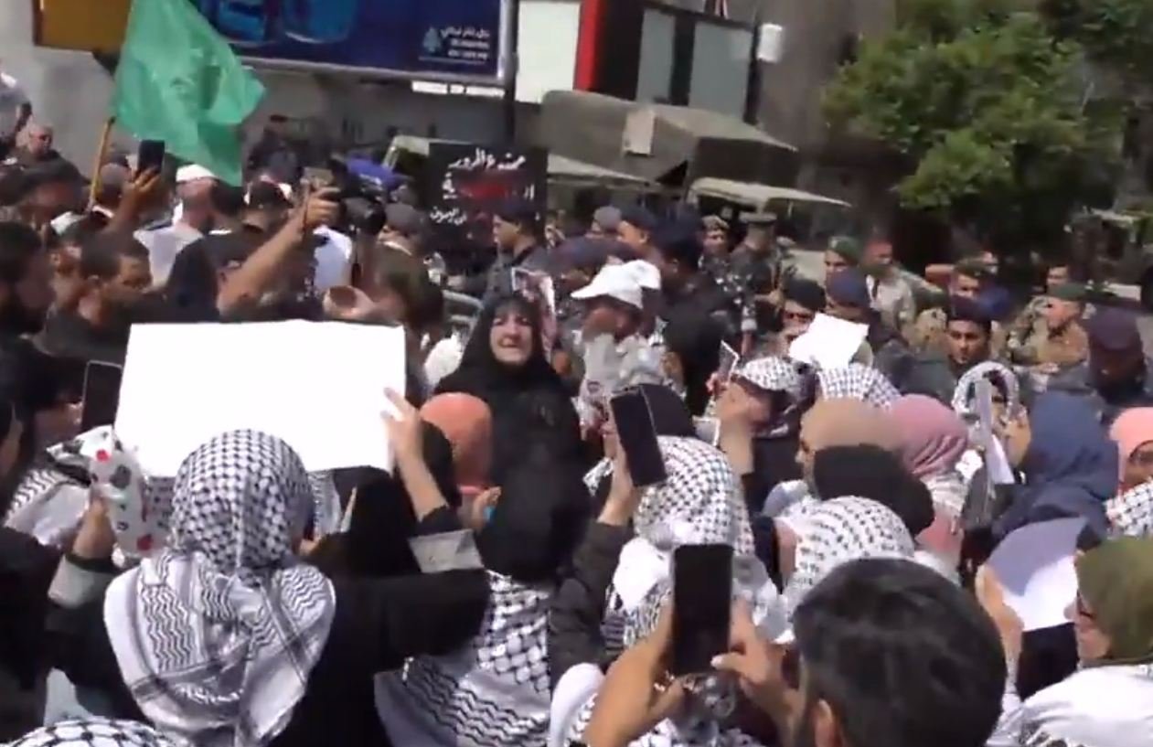 بالفيديو- وقفة احتجاجيّة امام السفارة المصرية في بيروت دعماً لفتح معبر رفح