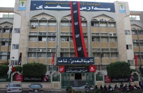 مدرسة طالبوه بأوراق رسميّة تخصّ أولاده، فأطلق النار باتجاه المدرسة