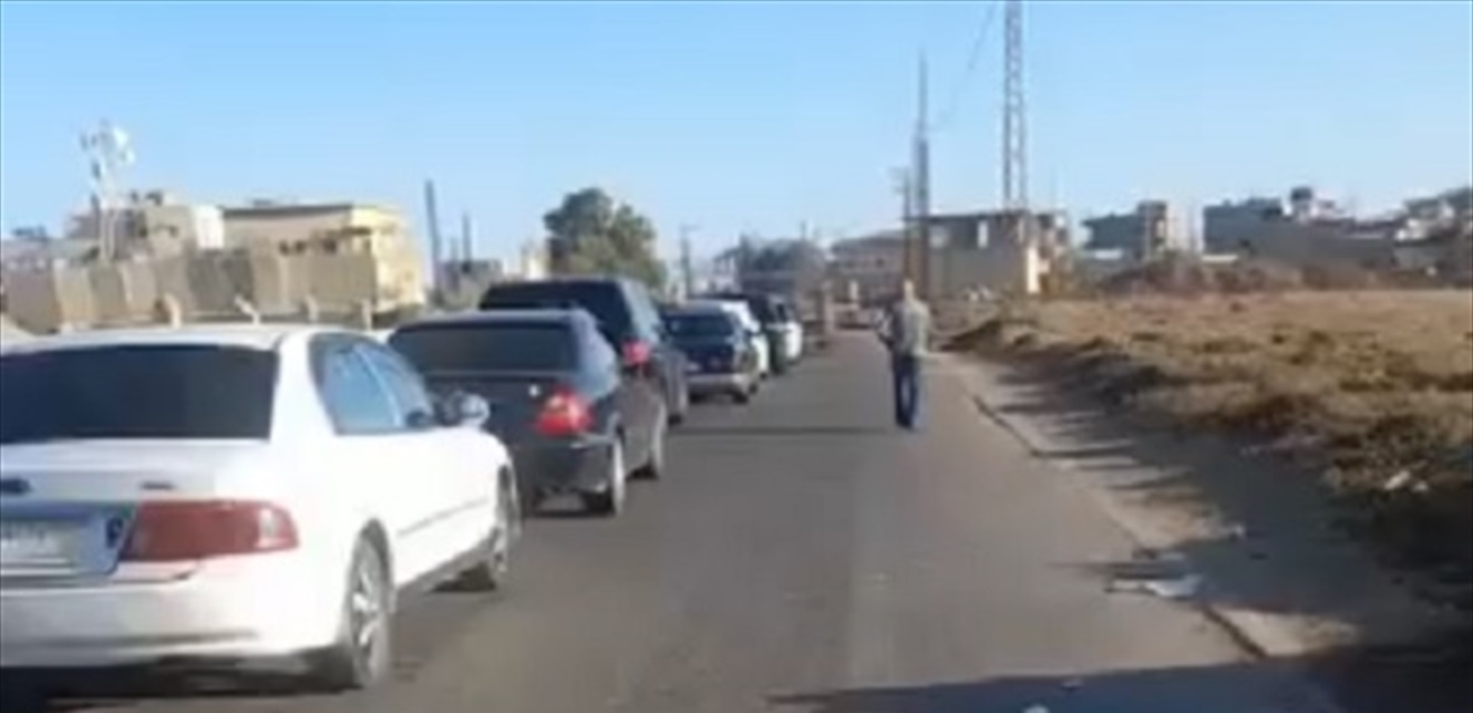 بالفيديو- طوابير خانقة على معبر العريضة الحدودي
