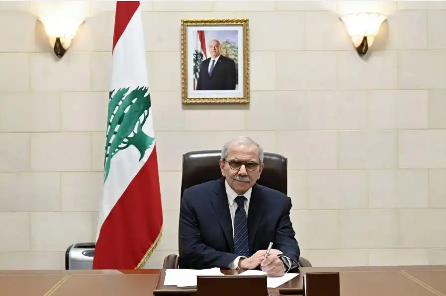 نواف سلام77