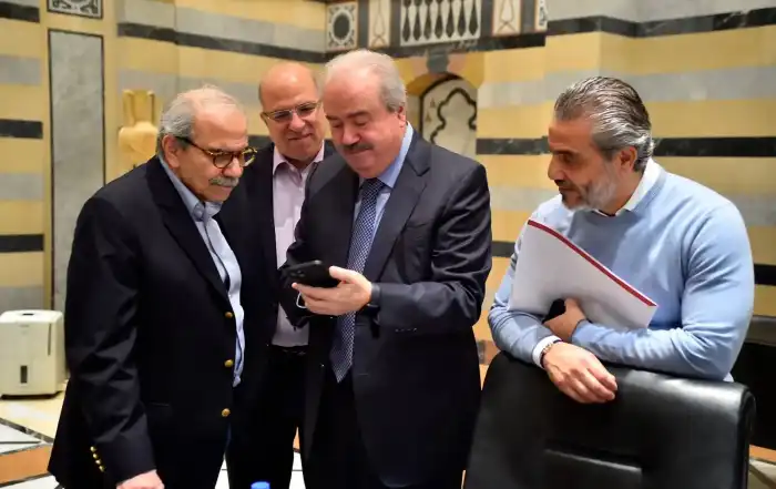 وزير المال ياسين جابر يطلع رئيس الحكومة اللبنانية نواف سلام