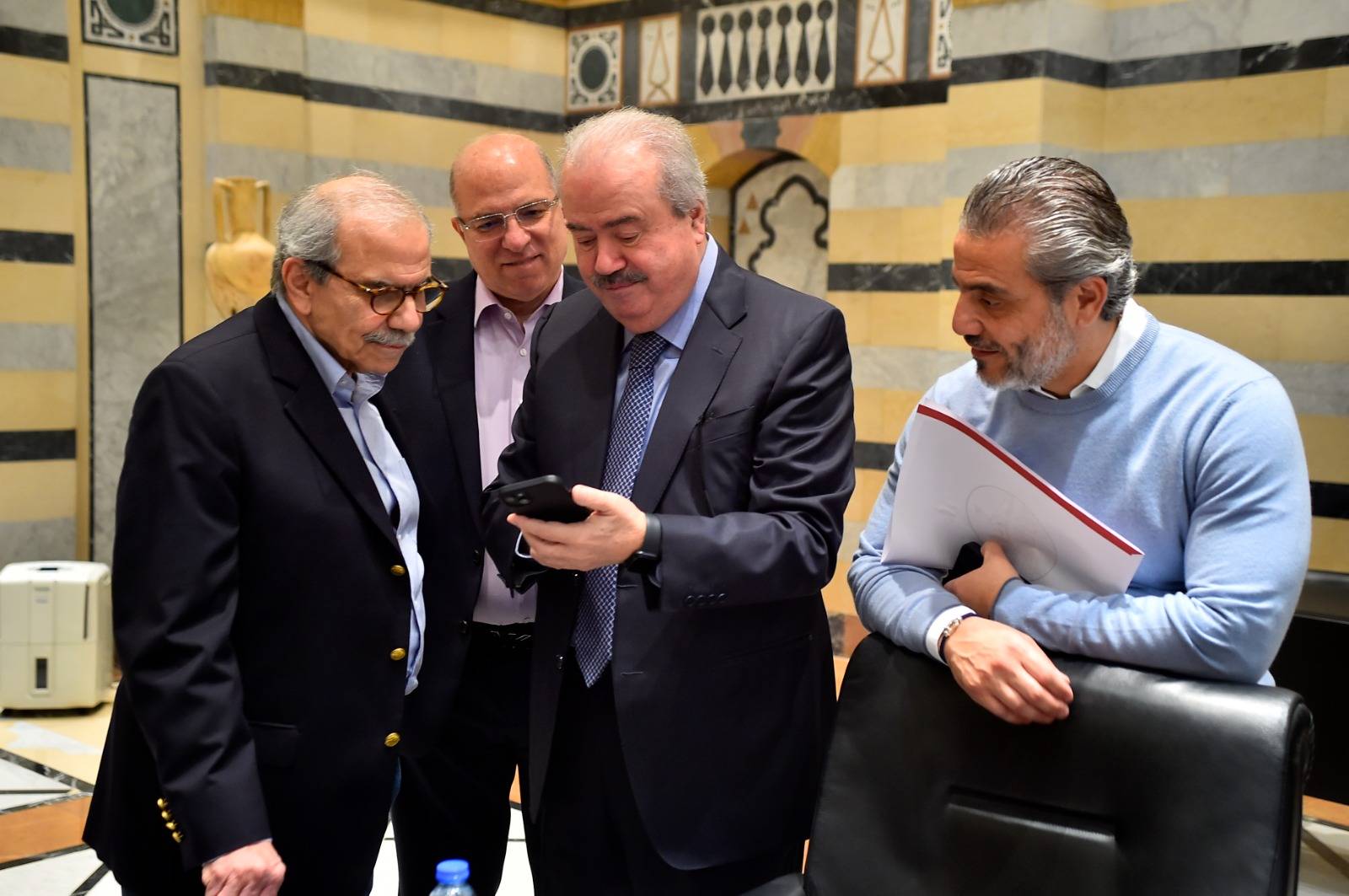 وزير المال ياسين جابر يطلع رئيس الحكومة اللبنانية نواف سلام