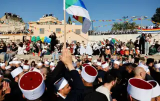 وفد رجال الدين الدروز السوريين وسط مستقبليهم لدى زيارة مقام النبي شعيب في الجولان المحتل