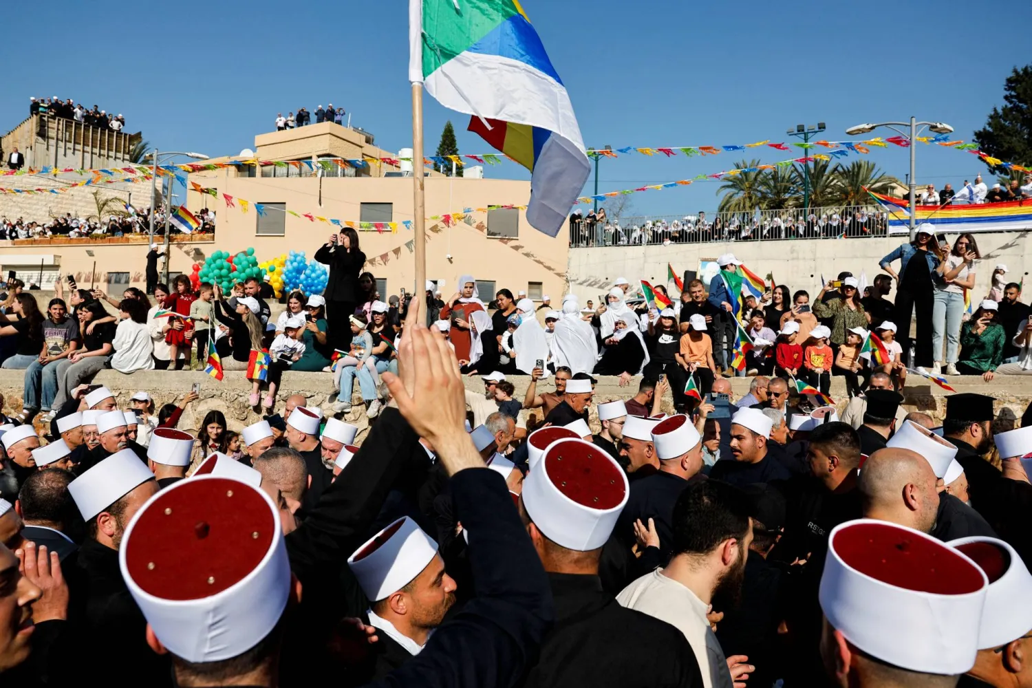 وفد رجال الدين الدروز السوريين وسط مستقبليهم لدى زيارة مقام النبي شعيب في الجولان المحتل الجيش الإسرائيلي: نحمي دروز سوريا ونتحرك عسكريًا لأجلهم