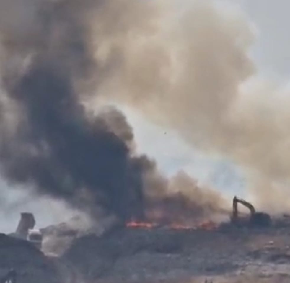 حريق في جبل النفايات في صيدا بجانب معمل الفرز