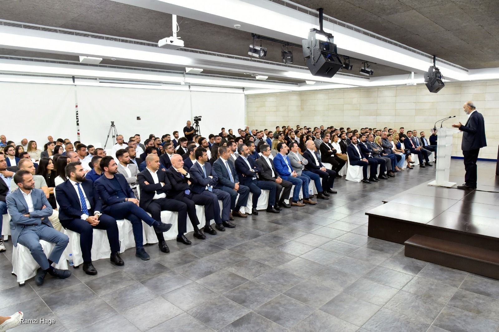95d68a4b-4429-4f2c-ae86-fd577185f99e جعجع يدعو الشباب للبقاء في لبنان والاستثمار في المستقبل ويؤكد انطلاق “قطار الدولة الفعلية”